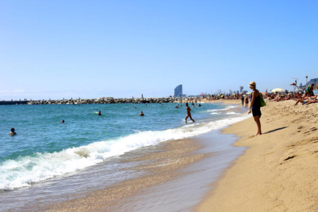 At Mar Bella beach you get more space, cleaner water and yummy male eye candy while still being in Barcelona. 
