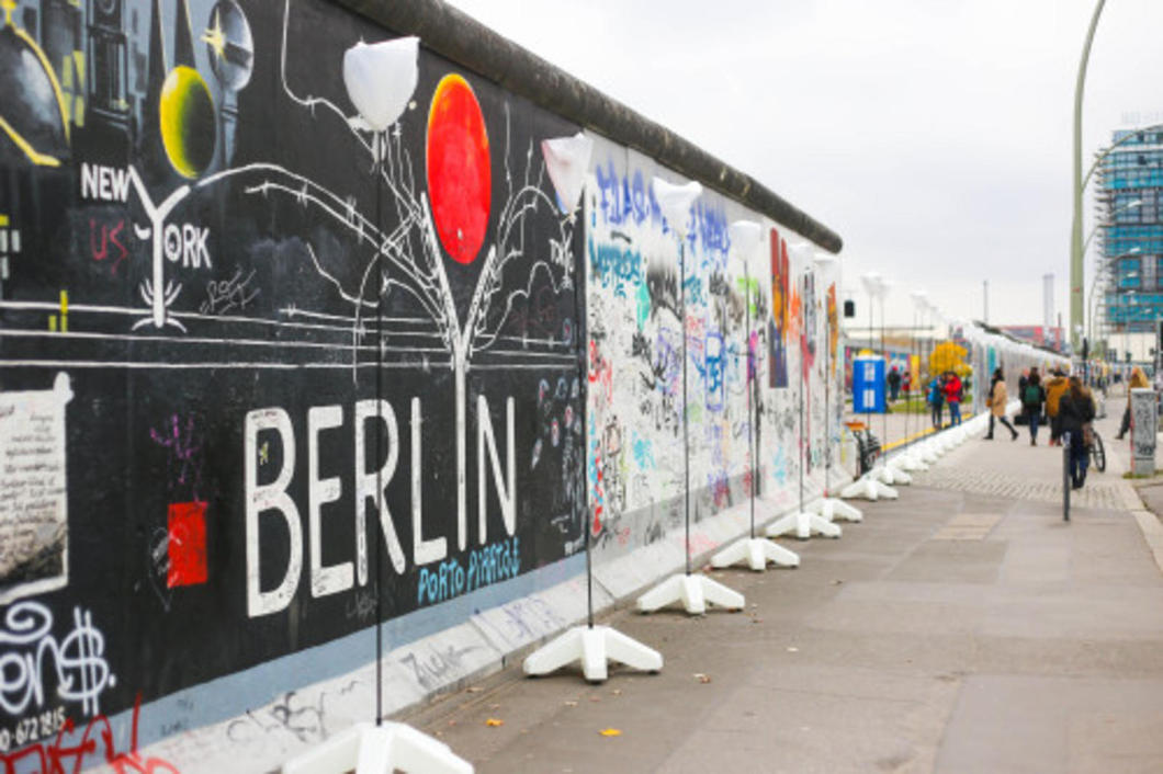 In anticipation of Berlin's 25th anniversary for the fall of the Berlin Wall happening Sunday, November 9th. Berlin has set up an estimated 8,000 biodegradable balloons to celebrate its reunification anniversary. 